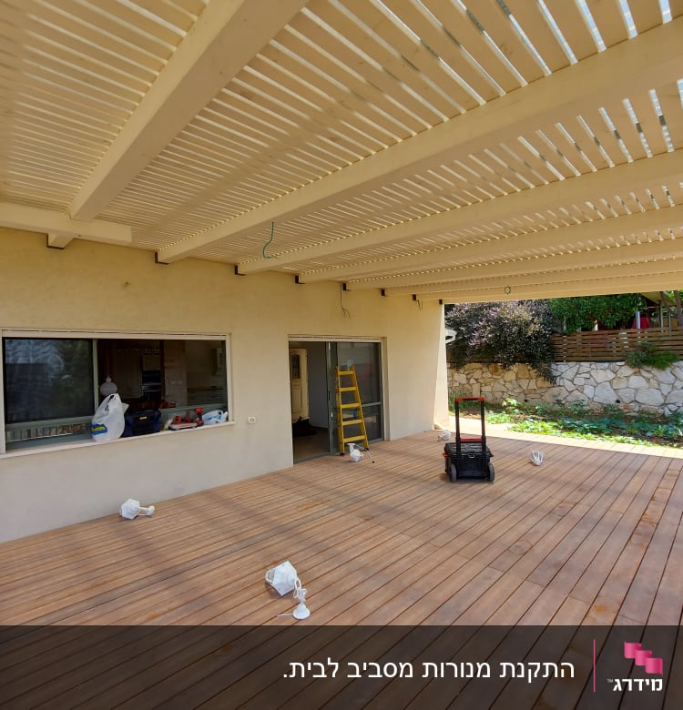 סולם צהוב, כבלים חשמליים, מנורות על הרצפה